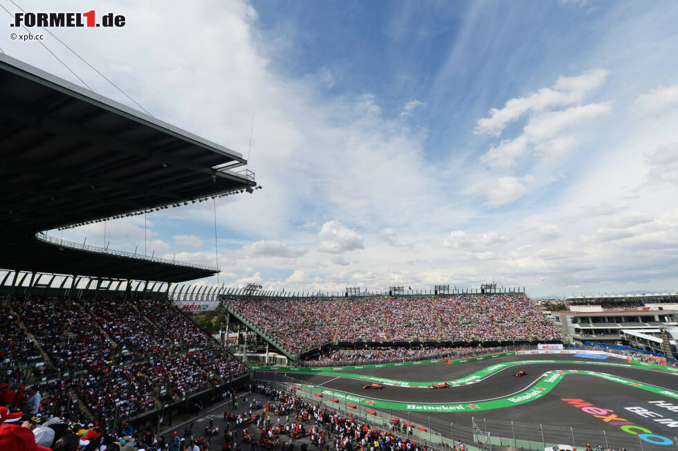 Foto zur News: Das dramatische Finish: Verstappen, Vettel und Ricciardo schieben sich immer enger zusammen. Dann verbremst sich Verstappen, Ricciardos Manöver gegen Vettel scheitert - und letztendlich fahren sie alle mit unveränderten Positionen über die Ziellinie. Noch nicht das letzte Wort in dieser Geschichte!