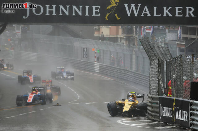 Foto zur News: Gleich beim "Restart" (in Runde acht) steigt Jolyon Palmer zu ambitioniert aufs Gas, noch dazu auf einer weißen Linie. Der Renault gerät außer Kontrolle (nicht zum ersten Mal an diesem Wochenende) und rutscht mit hoher Geschwindigkeit in Richtung Sainte Devote, ...