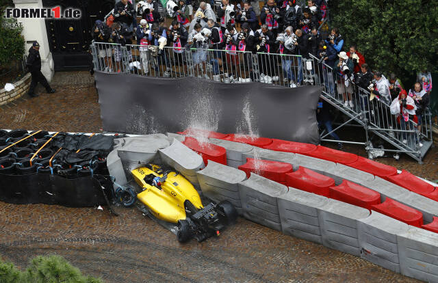 Foto zur News: ... wo er in die Barrieren einschlägt. Weil Teamkollege Kevin Magnussen fast zeitgleich als Erster an die Box kommt und auf Intermediates wechselt, liegt für einen Moment ein Hauch von "Crashgate" (Singapur 2008) in der Luft. Unnötig, denn: Anstelle des echten Safety-Cars kommt nur das virtuelle.