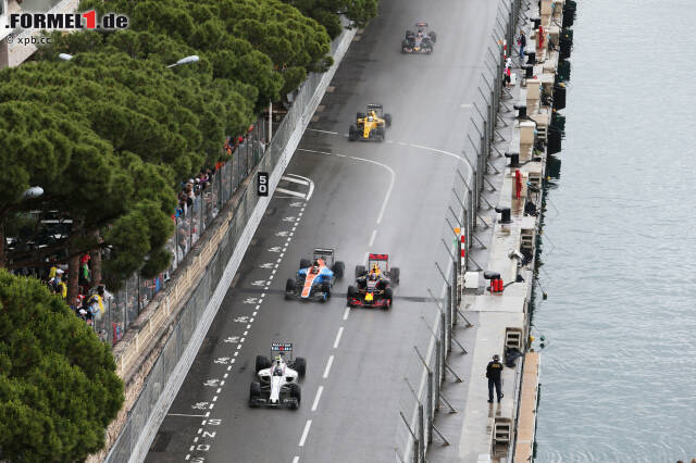 Foto zur News: Mann des Rennens scheint zunächst Verstappen zu sein: Beeindruckend, wie er teilweise mehrere Gegner in einer Runde überholt, natürlich mit dem Vorteil eines Regen-Setups (Umbau dank Boxengassen-Start erlaubt). In Runde 34 liegt er vor Jenson Button an neunter Stelle, ...