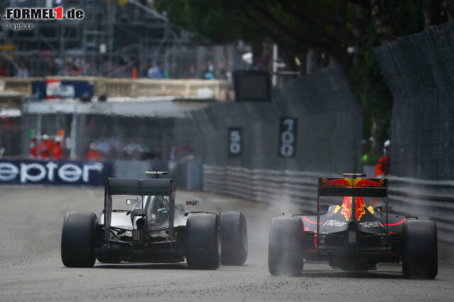 Foto zur News: Rennentscheidende Szene in Runde 37: Ricciardo ist im Tunnel schon an Hamilton dran, der unter Druck die Hafenschikane verpasst und Schwung verliert. Beim Rausbeschleunigen ist der Red Bull schneller, Hamilton schlägt die Tür zu. "No further action", sagt die Rennleitung. Viele Twitter-Fans sehen das anders.