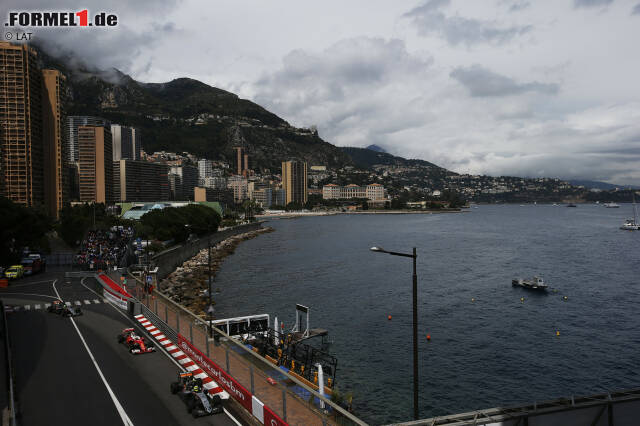 Foto zur News: Vettel ist zeitweise der schnellste Mann auf der Strecke, aber Sergio Perez, Profiteur der Boxenstopps, managt seine harten Reifen clever und wird dafür mit dem dritten Platz belohnt. "Dieses Podium widme ich Vijay Mallya", sagt er später. Der Force-India-Boss wird in Indien immer noch strafverfolgt.