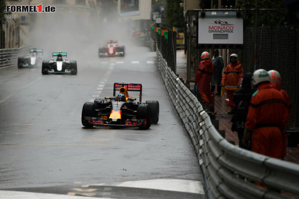 Foto zur News: Polesetter Ricciardo fährt auf und davon, hat nach 13 Runden mehr als zehn Sekunden Vorsprung. Nico Rosberg bringt seine Bremsen nicht auf Temperatur, hat im Nassen Grip &quot;wie auf Eiern&quot;. Hamilton schaut sich das besonnen an und riskiert zwei Wochen nach der Barcelona-Kollision keine Dummheiten.