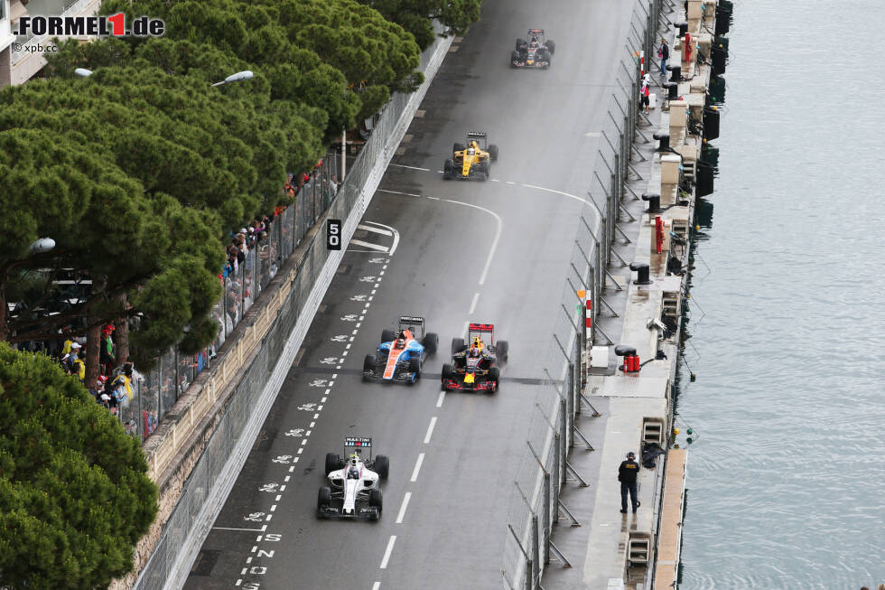 Foto zur News: Mann des Rennens scheint zunächst Verstappen zu sein: Beeindruckend, wie er teilweise mehrere Gegner in einer Runde überholt, natürlich mit dem Vorteil eines Regen-Setups (Umbau dank Boxengassen-Start erlaubt). In Runde 34 liegt er vor Jenson Button an neunter Stelle, ...