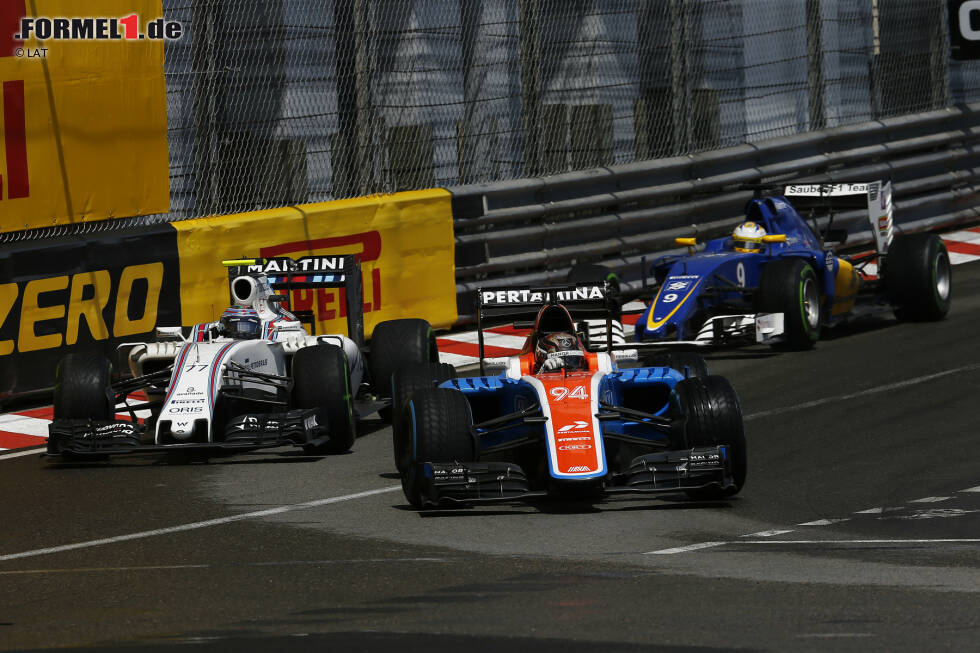 Foto zur News: Pascal Wehrlein setzt auf die Hamilton-Strategie, wechselt von Full-Wets direkt auf Slicks und träumt von einem Manor-Wunder in Monaco, als er in Runde 19 an zwölfter Stelle liegt. Aber zwei Zehn-Sekunden-Strafen lassen alle Träume platzen: zu schnell unter virtuellem Safety-Car, blaue Flaggen ignoriert.