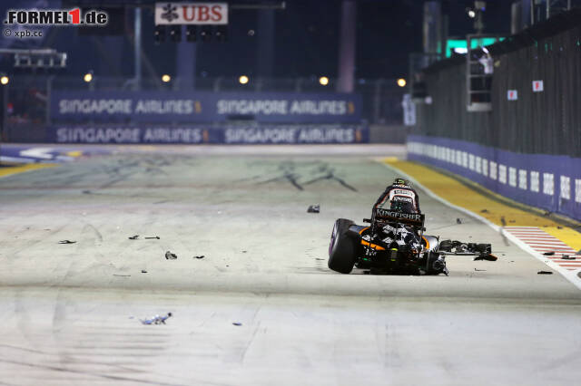 Foto zur News: Auch Nico Hülkenberg hat einen kurzen Arbeitstag: Die Toro Rossos nehmen ihn in die Zange, es kommt zum Crash. "Da kann man keinem die Schuld geben", findet Marc Surer. Hülkenberg ärgert sich: "Wäre ich nicht so gut gestartet, wäre das nicht passiert." Carlos Sainz sieht wegen eines losen Barge-Boards die schwarz-orange Flagge.