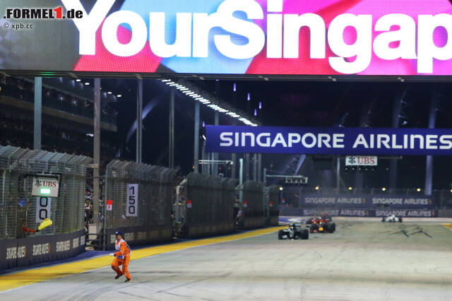 Foto zur News: Nach dem Safety-Car-Restart, bei dem Hamilton wieder erfolglos an Ricciardo schnuppert, steht plötzlich ein Streckenposten mitten auf der Fahrbahn! "Kein schönes Gefühl bei Tempo 300", sagt Rosberg. Die Situation geht glimpflich aus. Bereits 2015 ist in Singapur ein Betrunkener auf die Strecke spaziert.