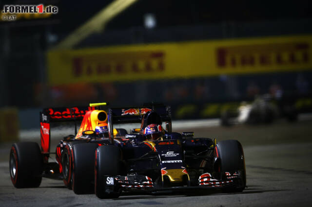 Foto zur News: Emotionsgeladenes Duell: Verstappen jagt im Kampf um P8 Daniil Kwjat vor sich her, den er im Mai aus dem Red-Bull-Cockpit verdrängt hat. Kwjat wehrt sich mit Händen und Füßen und wird aufgefordert, sich auf den vor ihm fahrenden Alonso zu konzentrieren; Verstappen regt sich am Funk auf: "Come on!" Später sagt er: "Hat Spaß gemacht!"