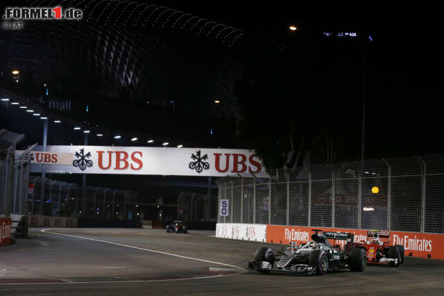 Foto zur News: Kimi Räikkönen geht auf der Strecke an Hamilton vorbei und fährt plötzlich auf Podiumskurs, mit dem Undercut beim letzten Boxenstopp holt sich Hamilton den dritten Platz aber zurück. Wie der Ferrari-Strategiecrew das passieren konnte, ist Räikkönen, leicht angesäuert, nach dem Rennen ein Rätsel.