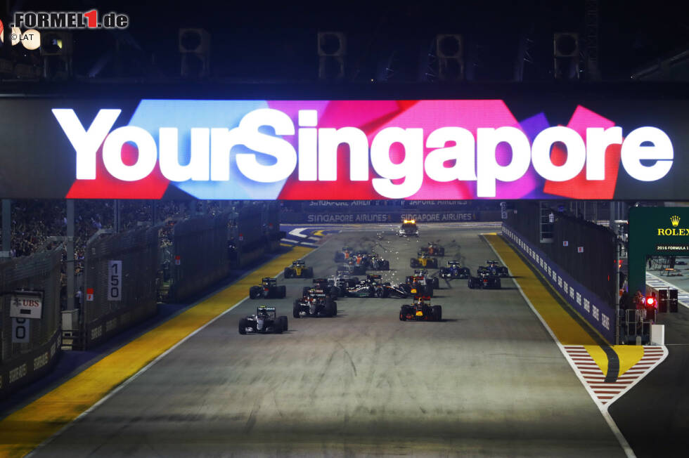 Foto zur News: Der Start: Rosberg kommt hervorragend weg und behauptet die Pole, Fernando Alonso (5.) gewinnt vier, Kevin Magnussen (10.) und Sergio Perez (12.) sogar fünf Positionen. Max Verstappen hat Riesenglück, als Hülkenberg vor seiner Nase vorbeisegelt, fällt von P4 auf P8 zurück.