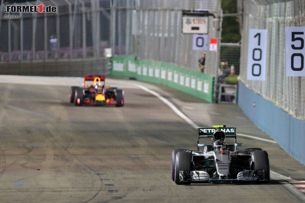 Foto zur News: Drama bei Mercedes? &quot;Wir müssen mit den Bremsen haushalten&quot;, funkt Tony Ross schon in der neunten Runde an Rosberg und schärft nach: &quot;Es ist ernst, Nico.&quot; Hamilton hat die gleichen Probleme. Auf das Tempo wirkt sich das nicht aus: Zwischen der neunten und 14. Runde vergrößert Rosberg den Vorsprung von 3,4 auf 7,8 Sekunden.