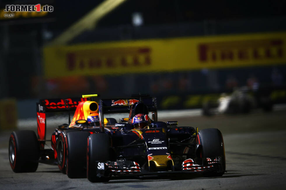 Foto zur News: Emotionsgeladenes Duell: Verstappen jagt im Kampf um P8 Daniil Kwjat vor sich her, den er im Mai aus dem Red-Bull-Cockpit verdrängt hat. Kwjat wehrt sich mit Händen und Füßen und wird aufgefordert, sich auf den vor ihm fahrenden Alonso zu konzentrieren; Verstappen regt sich am Funk auf: &quot;Come on!&quot; Später sagt er: &quot;Hat Spaß gemacht!&quot;