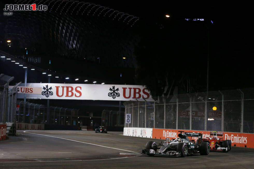 Foto zur News: Kimi Räikkönen geht auf der Strecke an Hamilton vorbei und fährt plötzlich auf Podiumskurs, mit dem Undercut beim letzten Boxenstopp holt sich Hamilton den dritten Platz aber zurück. Wie der Ferrari-Strategiecrew das passieren konnte, ist Räikkönen, leicht angesäuert, nach dem Rennen ein Rätsel.