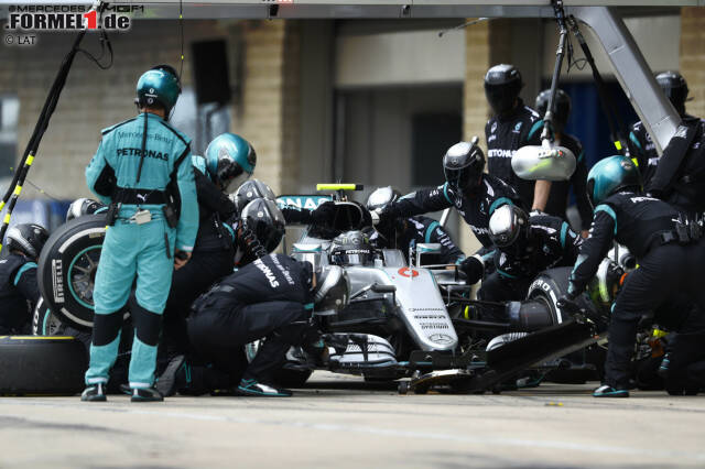 Foto zur News: Eine Runde nach Verstappen, der überraschend früh von Soft auf Soft wechselt, kommt nur Rosberg zum Service, obwohl beiden Mercedes-Fahrern das Kommando "Box!" gefunkt wird. Rosberg hat Glück, dass Kimi Räikkönens Undercut-Versuch scheitert, weil er von einem McLaren aufgehalten wird - und wechselt im Gegensatz zu Hamilton auf Medium.