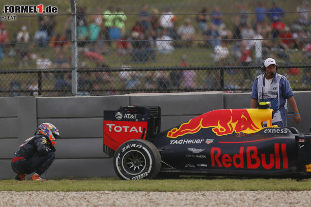 Foto zur News: ... und in der 29. Runde ist dann Endstation: Getriebeschaden. Für die unnötigen Fehler gibt's nach dem Rennen eine Schelte von Red-Bull-Motorsportkonsulent Helmut Marko - auch wenn sich Verstappen, seinem Alter voraus, bei jedem Mechaniker einzeln entschuldigt.