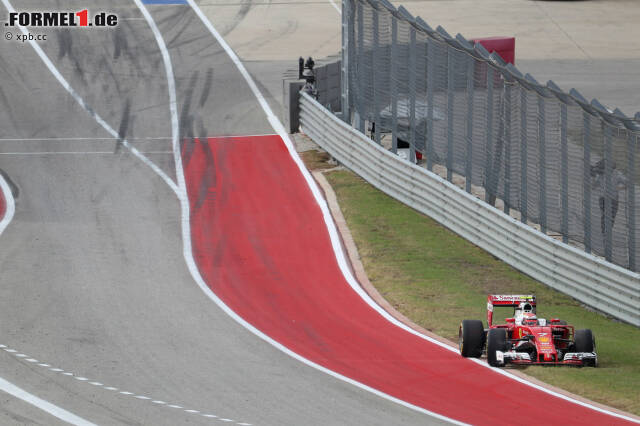 Foto zur News: Aus dem Ferrari-Strategieduell (Räikkönen nach Boxenstopp zwar hinter Vettel, aber mit frischeren und weicheren Reifen) wird nichts: Beim Reifenwechsel des "Iceman" verkantet hinten rechts die Radmutter, und als er losfährt, bleibt der Schlagschrauber stecken. Räikkönen muss aufgeben, Ferrari kassiert 5.000 Euro Strafe.