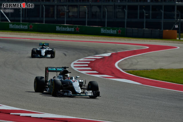 Foto zur News: Rosberg verkürzt den Abstand im Finish von über zehn auf 4,5 Sekunden, wirklich gefährlich wird er Hamilton aber nicht mehr. Dass sich der um seinen Motor sorgt, fällt für Mercedes-Sportchef Toto Wolff in die Kategorie Phantomschmerzen. Nach Austin steht fest: Rosberg hat bereits in Mexiko den ersten WM-Matchball.