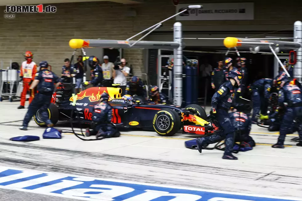 Foto zur News: Wenig später kostet ihn jugendlicher Leichtsinn das Rennen: Verstappen vergisst, seine Box vorzuwarnen, dass er Reifen wechseln möchte, und überrascht seine Crew, die den Schaden noch in Grenzen hält und ihn in 9,2 Sekunden abfertigt. Aber das wirft ihn hinter die beiden Ferraris zurück, ...