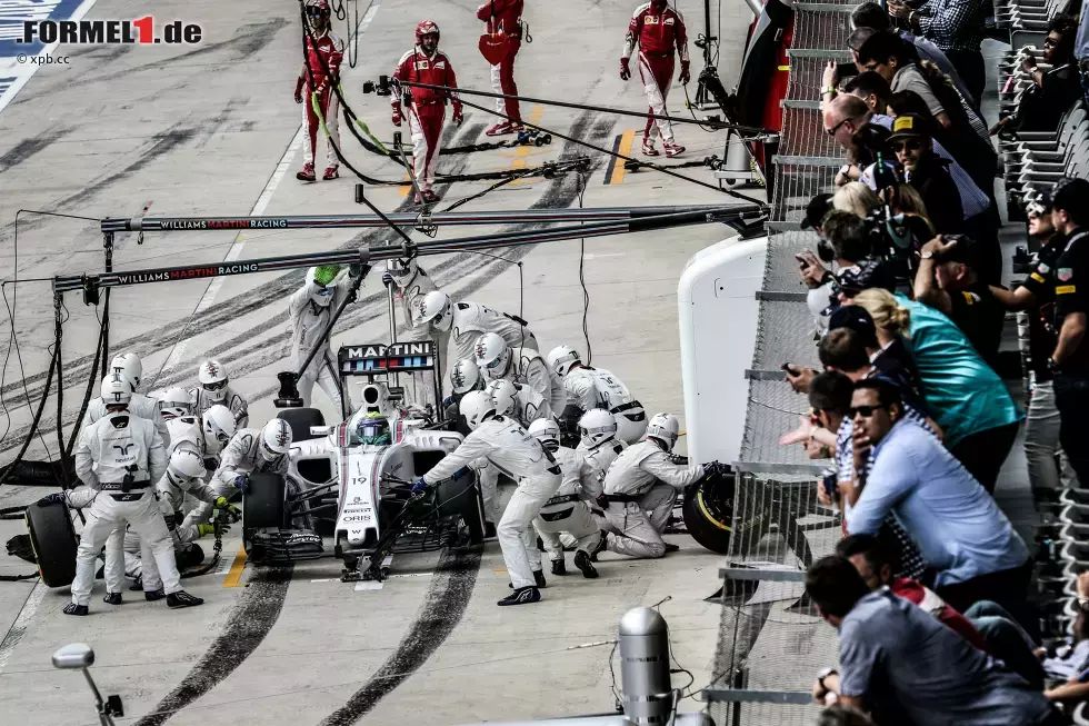 Foto zur News: Die Kollision zwischen Felipe Massa (Williams) und Fernando Alonso (McLaren) im Kampf um Platz sechs bleibt von der Rennleitung ungeahndet. Massa, der kurzzeitig eine Chance auf P5 wittert, handelt sich dabei auch noch einen Reifenschaden ein und beendet den Grand Prix letztendlich als Siebter.