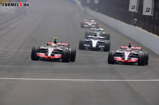 Foto zur News: Alonso macht im Rennen sofort Druck, kann Hamiltons Tempo aber nicht folgen. Er verteidigt die Führung trotz des damals nachteiligen früheren Haltes. Körnende Reifen bei Hamilton bewirken, dass es zum Schluss dennoch zum Showdown kommt: Ausgangs der Steilkurve setzt sich Alonso aus dem Windschatten neben das Schwesterauto...