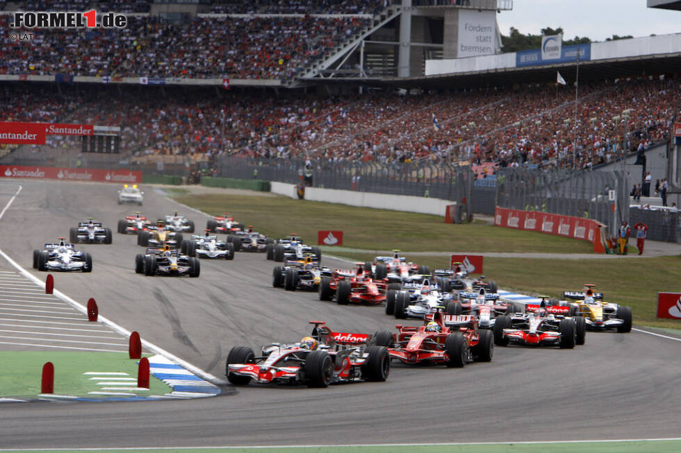 Foto zur News: Der Deutschland-Grand-Prix 2008 und der Taktik-Fauxpas: Es sieht alles nach einem sicheren Hamilton-Sieg aus, als er in Hockenheim zur Halbzeit riesigen Vorsprung auf Massa (Ferrari) hat. Doch das Safety-Car macht alles zunichte und McLaren unterläuft ein kapitaler Fehler. Statt ihn wie alle anderen schnell reinzuholen ...