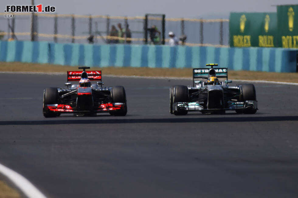 Foto zur News: Der Ungarn-Grand-Prix 2013 und der Beginn einer Ära: Hamilton wird für seinen Wechsel von McLaren zu Mercedes belächelt. Er holt in Budapest die dritte Pole-Position in Serie, sagt aber selbst, dass es &quot;ein Wunder&quot; wäre, sollte er das Rennen gewinnen. Sonntags bricht der Silberpfeil regelmäßig ein, doch an diesem Tag läuft es anders ...