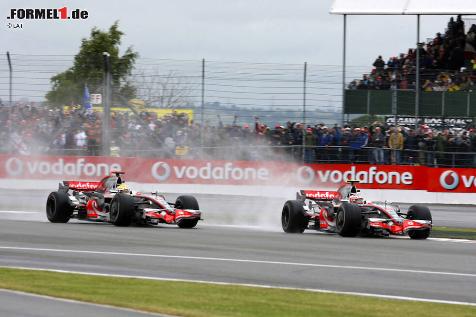 Foto zur News: Er touchiert nach einem Raketenstart Teamkollege Kovalainen und hetzt den Finnen vor sich her, bis dessen Reifen den Geist aufgeben. In Stowe überholt Hamilton - obwohl sein Visier ständig beschlägt und er kaum etwas sieht. Räikkönen (Ferrari) spart sich einen Reifenwechsel, doch er fährt ihn in Grund und Boden.