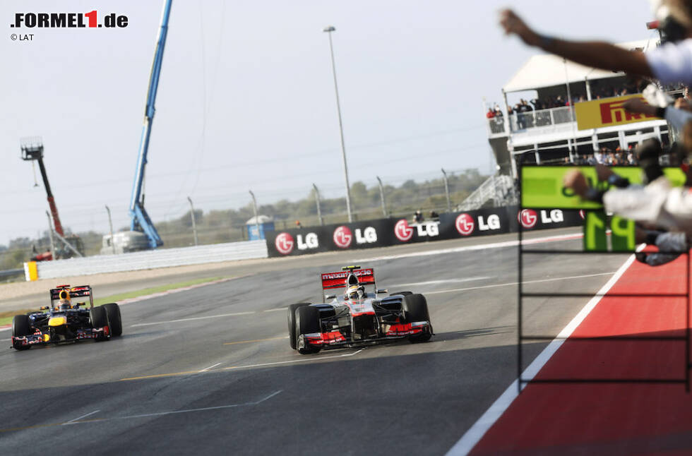 Foto zur News: Der US-Grand-Prix 2012 und der hilfreiche Statist aus Indien: Bei der Austin-Premiere erkämpft sich Hamilton zunächst mit Überholmanövern den zweiten Platz von Webber (Red Bull) und Räikkönen (Lotus) zurück. Als er den führenden Vettel (Red Bull) attackieren will, scheint kein Kraut gegen den designierten Champion gewachsen.