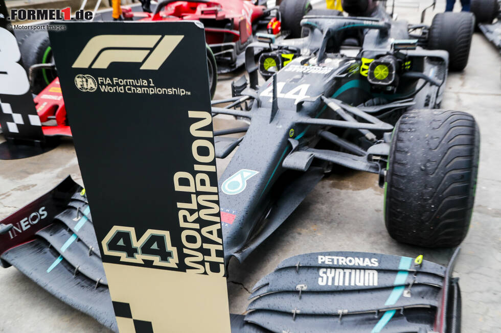 Foto zur News: Der Türkei-Grand-Prix 2020 und der siebte Titel: 50 von 58 Rennrunden bringt Hamilton auf nur einem Intermediate-Reifensatz zu und fährt unter schwierigsten Bedingungen ein blitzsauberes Rennen, am Ende mit über 30 Sekunden Vorsprung. Mit seinem Sieg steht fest: Er ist Weltmeister 2020 und stellt den WM-Rekord von Michael Schumacher ein.