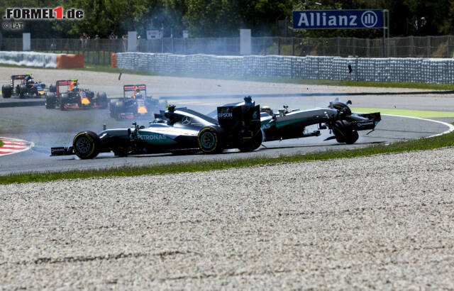 Foto zur News: Spanien: Rosbergs Siegesserie reißt! Ausgerechnet sein eigener Teamkollege nimmt ihn in der vierten Kurve mit ins Kiesbett, nachdem sich Rosberg hart verteidigt und Hamilton ins Gras fährt. Für den Crash müssen sich beide deutliche Worte vom Team anhören. Max Verstappen siegt. WM-Stand nach fünf von 21 Rennen: Rosberg 100 - Hamilton 57.