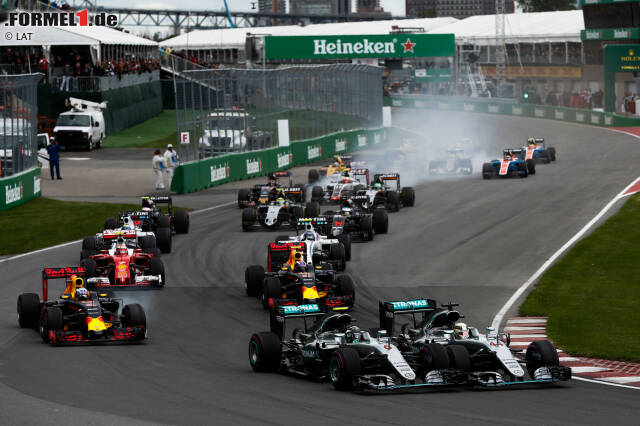 Foto zur News: Kanada: Diskussionen gibt es um den Start, bei dem Hamilton Rosberg rausdrängt. "Meine Reifen waren kalt, ich hatte heftiges Untersteuern", wehrt sich der Brite. Das Team winkt die Aktion als hart durch. Rosberg wird am Ende nur Fünfter, während Hamilton erneut siegen kann. WM-Stand nach sieben von 21 Rennen: Rosberg 116 - Hamilton 107.