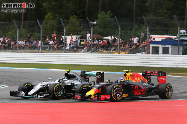 Foto zur News: Deutschland: Ausgerechnet sein Heimrennen in Hockenheim verliert Rosberg bereits am Start, als auch beide Red Bull an ihm vorbeiziehen. Im harten Duell mit Verstappen setzt es dann auch noch eine Fünf-Sekunden-Strafe. Hamilton gewinnt den vierten Juli-Grand-Prix. WM-Stand nach zwölf von 21 Rennen: Rosberg 198 - Hamilton 217.