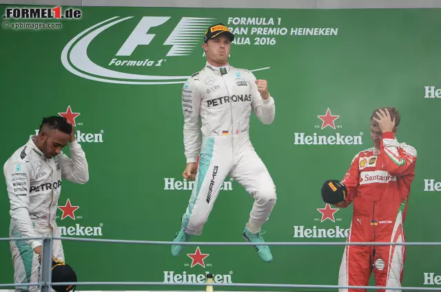 Foto zur News: Italien: Hamilton dominiert Trainings und Qualifying in Monza. Doch schon am Start fällt er zurück und lässt die Ferrari an ihm vorbeiziehen. Die Lokalhelden kann er sich wieder schnappen. Rosberg kann mit einem weiteren Sieg aber wieder Boden in der Fahrerwertung gutmachen. WM-Stand nach 14 von 21 Rennen: Rosberg 223 - Hamilton 232.