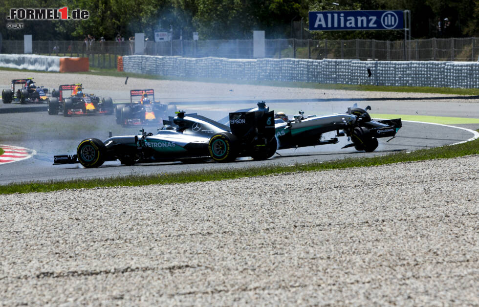 Foto zur News: Spanien: Rosbergs Siegesserie reißt! Ausgerechnet sein eigener Teamkollege nimmt ihn in der vierten Kurve mit ins Kiesbett, nachdem sich Rosberg hart verteidigt und Hamilton ins Gras fährt. Für den Crash müssen sich beide deutliche Worte vom Team anhören. Max Verstappen siegt. WM-Stand nach fünf von 21 Rennen: Rosberg 100 - Hamilton 57.