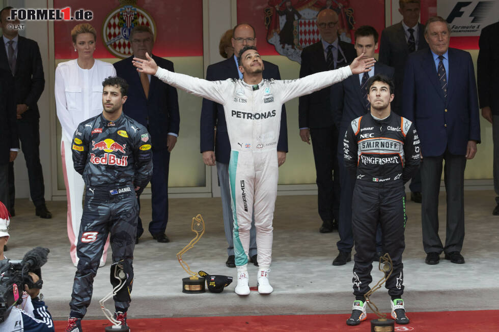 Foto zur News: Monaco: Endlich kann Hamilton in die WM eingreifen und zum ersten Mal Boden auf den Führenden gutmachen. Im Spielerparadies zieht der Brite das große Los und gewinnt dank eines Boxenpatzers bei Red Bull, der Daniel Ricciardo den sicheren Sieg entreißt. Rosberg wird nur Siebter. WM-Stand nach sechs von 21 Rennen: Rosberg 106 - Hamilton 82.