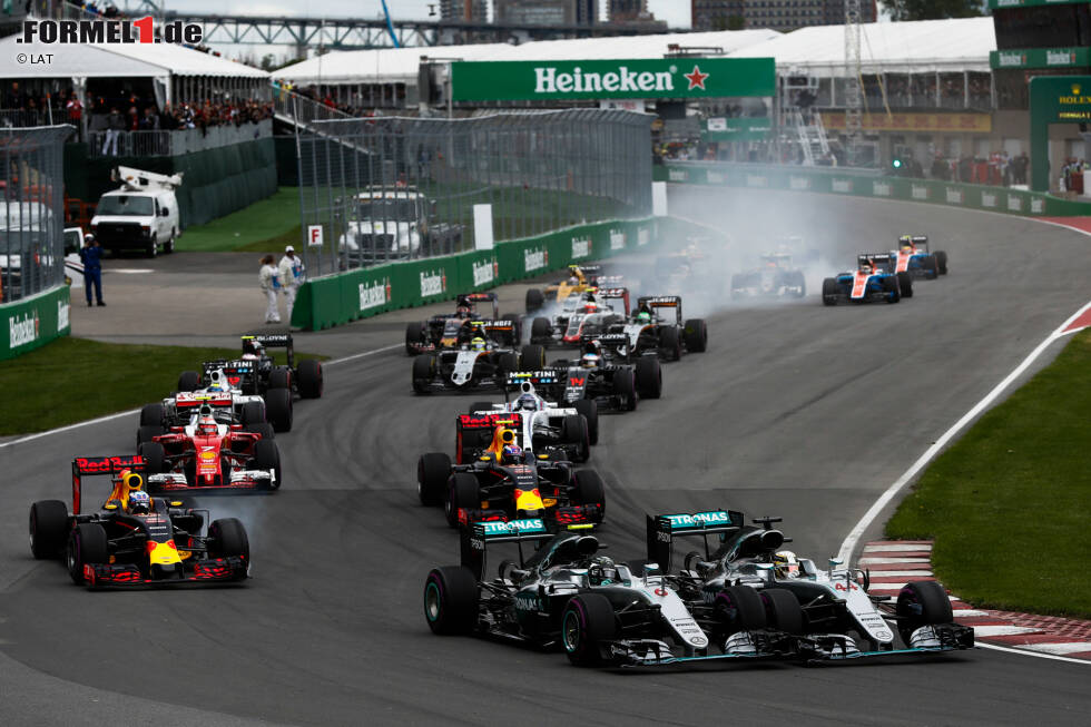 Foto zur News: Kanada: Diskussionen gibt es um den Start, bei dem Hamilton Rosberg rausdrängt. &quot;Meine Reifen waren kalt, ich hatte heftiges Untersteuern&quot;, wehrt sich der Brite. Das Team winkt die Aktion als hart durch. Rosberg wird am Ende nur Fünfter, während Hamilton erneut siegen kann. WM-Stand nach sieben von 21 Rennen: Rosberg 116 - Hamilton 107.