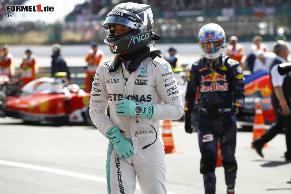 Foto zur News: Großbritannien: Das WM-Duell spitzt sich zu. Vor heimischem Publikum gewinnt Hamilton mühelos, während Rosberg in das Visier der Stewards gerät. Ein unerlaubter Funkspruch bringt ihn auf Rang drei hinter Verstappen, und Hamilton auf einen Zähler heran. WM-Stand nach zehn von 21 Rennen: Rosberg 168 - Hamilton 167.