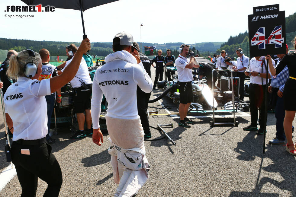 Foto zur News: Belgien: Hamilton entscheidet, seine Motorenstrafen in Spa abzusitzen. Er startet von hinten und gibt Rosberg so die Möglichkeit, das Wochenende zu dominieren. Der Deutsche gewinnt. Hamilton betreibt als Dritter noch Schadensbegrenzung. WM-Stand nach 13 von 21 Rennen: Rosberg 223 - Hamilton 232.