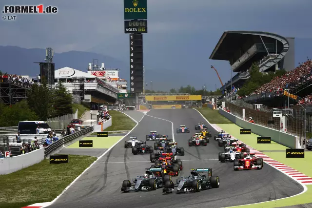 Foto zur News: Zunächst läuft wieder alles für Rosberg: Besserer Start als Hamilton, außen in der ersten Kurve schon in Führung!