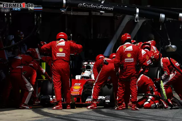 Foto zur News: Ferrari ändert die Strategie - und stellt das Rennen auf den Kopf: Vettel kommt in der 29. und 37. Runde zum Reifenwechsel, fährt einen extrem kurzen dritten Stint. Spitzenreiter Ricciardo reagiert erst sechs Runden später - und kommt 7,8 Sekunden hinter dem Deutschen auf die Strecke zurück, hat aber die um sechs Runden frischeren Reifen.