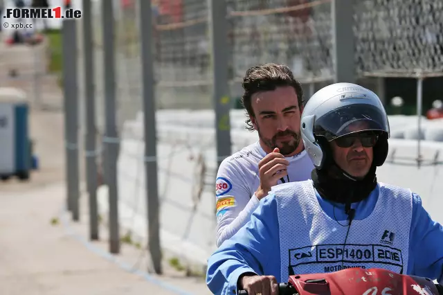 Foto zur News: Zwischendurch scheidet Lokalmatador Fernando Alonso an zwölfter Stelle liegend aus, weil die Software fälschlicherweise an den Verbrennungsmotor sendet, er möge sich bitte abschalten. McLaren holt durch Jenson Button (9.) zwei Punkte, aber Placido Domingo, der Podium-Interviewer, ist traurig: "Fernando ist ein Freund von mir!"