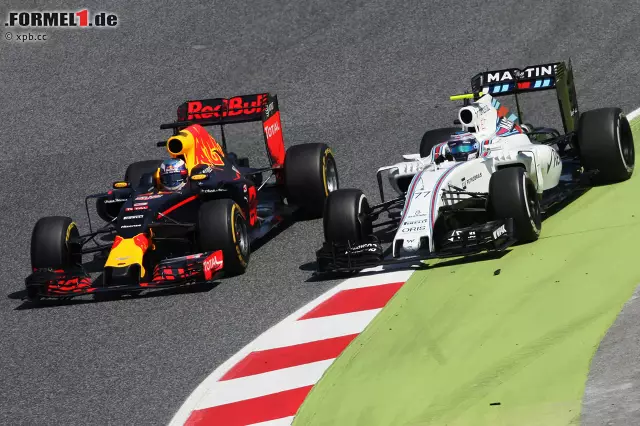 Foto zur News: ... aber er hat genug Vorsprung, auf gleicher Höhe mit dem fünftplatzierten Valtteri Bottas wieder auf die Strecke zu kommen. Ricciardo verliert die Chance auf das Podium, bleibt Vierter - und sagt später: "Ich bin nicht traurig, dass Max da oben auf dem Treppchen steht. Ich bin traurig, dass ich es nicht bin."