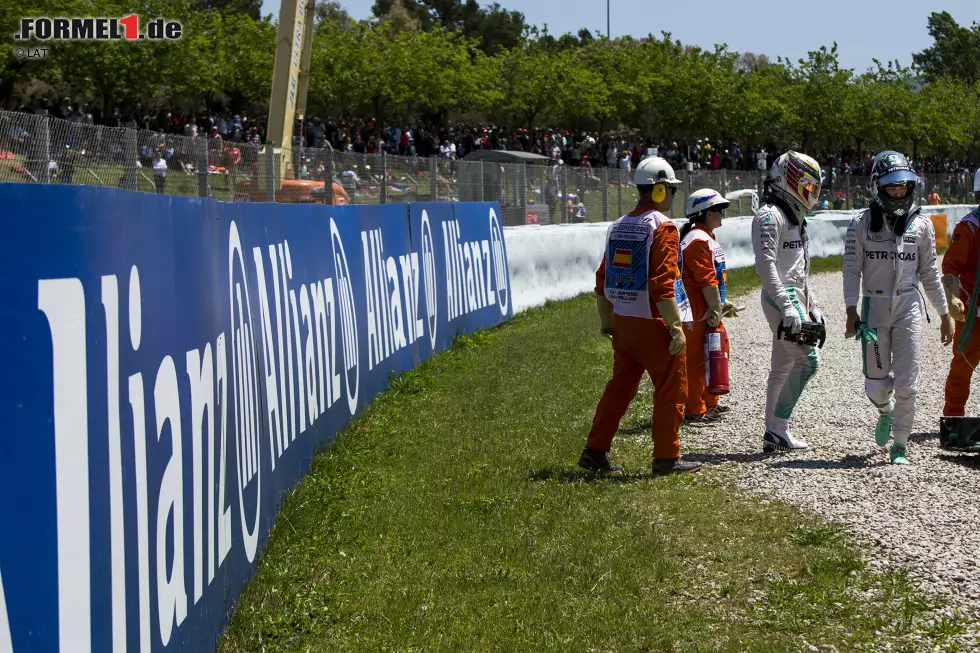 Foto zur News: Unmittelbar nach dem Crash würdigen sie sich keines Blickes, auf getrennten Rollern geht es zurück zum Team. In Einzelgesprächen reinigt das Management die Luft. Als alle wieder aus dem Meeting kommen, entschuldigt sich Hamilton bei 1.300 Mitarbeitern für 43 verlorene Punkte - will das aber nicht als Schuldeingeständnis verstanden wissen.