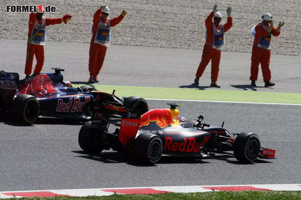 Foto zur News: ... und feiert seinen ersten Grand-Prix-Sieg - am Ende mit 32 Runden alten Medium-Reifen! Symbolisch die Auslaufrunde an der Seite seines Toro-Rosso-Nachfolgers Daniil Kwjat, der ebenfalls im Siegerauto sitzen hätte können. Wie diese beiden Karrieren wohl weiter verlaufen werden?