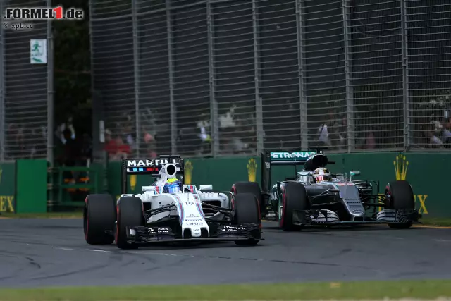 Foto zur News: Es dauert bis in die vierte Runde, ehe Hamilton am Williams von Felipe Massa vorbeikommt. Leader Vettel hat den Weltmeister da schon um 7,1 Sekunden abgehängt.