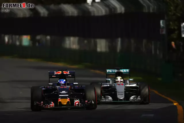 Foto zur News: Hinter Max Verstappen ist aber auch schon Endstation: Hamilton beißt sich mit 2016er-Mercedes-Power am 2015er-Ferrari-Antrieb im überraschend starken Toro Rosso die Zähne aus. Was seine Strategen zur Entscheidung veranlasst: Ruhe bewahren, ersten Stint möglichst lang machen, dann mit Medium bis ins Ziel durchfahren.