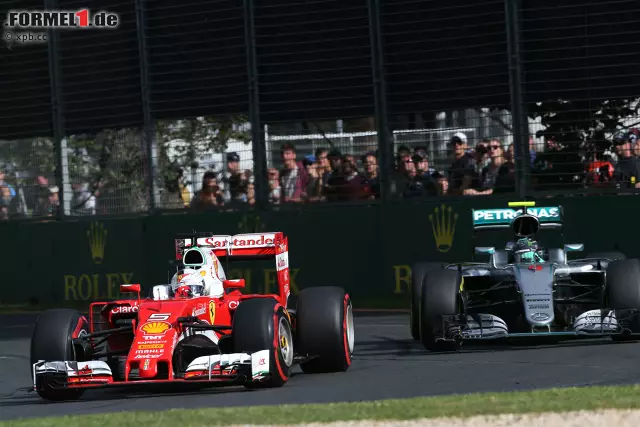 Foto zur News: Nur eine Runde später wechselt Vettel die Reifen, und dass der Ferrari-Pilot zwei Zehntelsekunden weniger an der Box verliert, rettet ihn gegen den versuchten Rosberg-Undercut. Vettel bleibt auf Supersoft, Rosberg ist jetzt auf Medium unterwegs - weswegen der Abstand natürlich relativ schnell anwächst.