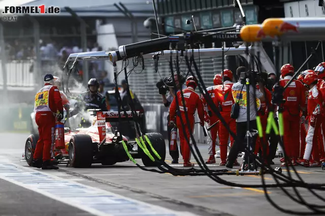 Foto zur News: Die Pechsträhne des "Iceman" geht weiter: Räikkönen, schon 2015 nicht vom Glück verfolgt, bleibt zwar trotz qualmendem Hecks und Airbox-Feuer cool, scheidet aber mit Motorschaden in der 22. Runde aus. Zu dem Zeitpunkt hat er, hinter Rosberg an dritter Stelle liegend, nur 3,4 Sekunden Rückstand auf seinen führenden Teamkollegen.