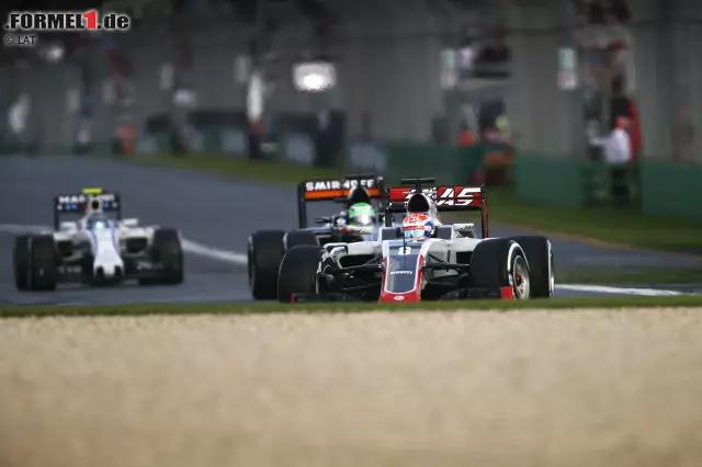 Foto zur News: "Das ist wie ein Sieg für uns", jubelt Romain Grosjean über Platz sechs in seinem ersten Antreten für das neue Haas-Team. Hinter ihm fahren Hülkenberg und Bottas über die Ziellinie.