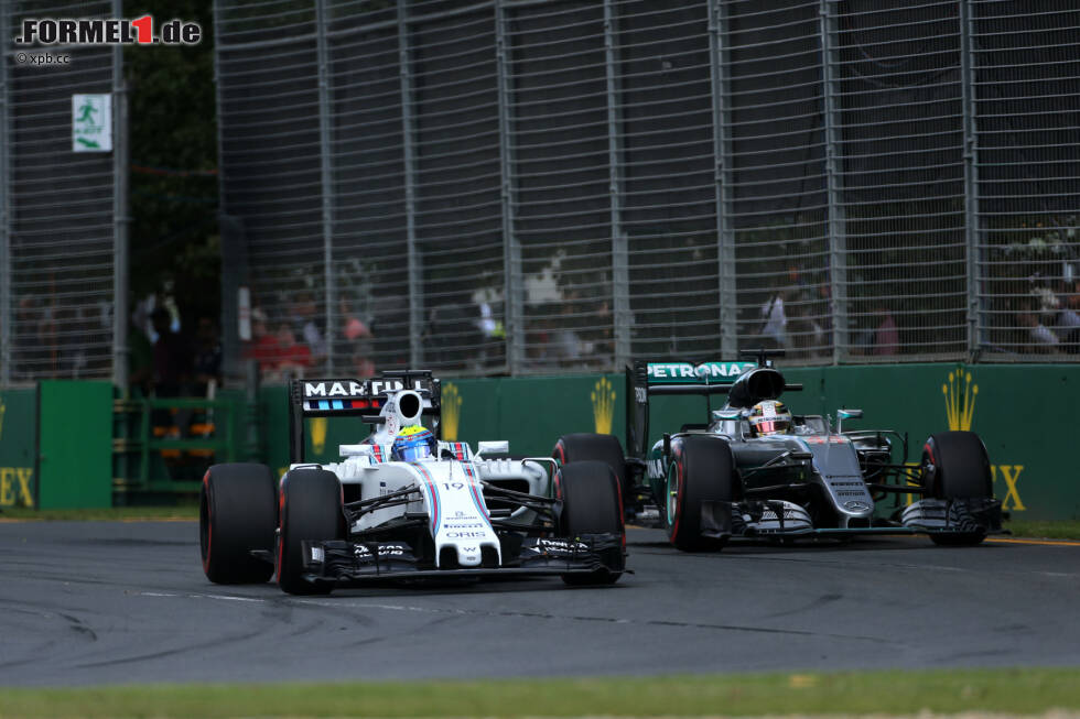 Foto zur News: Es dauert bis in die vierte Runde, ehe Hamilton am Williams von Felipe Massa vorbeikommt. Leader Vettel hat den Weltmeister zu diesem Zeitpunkt schon um 7,1 Sekunden abgehängt.